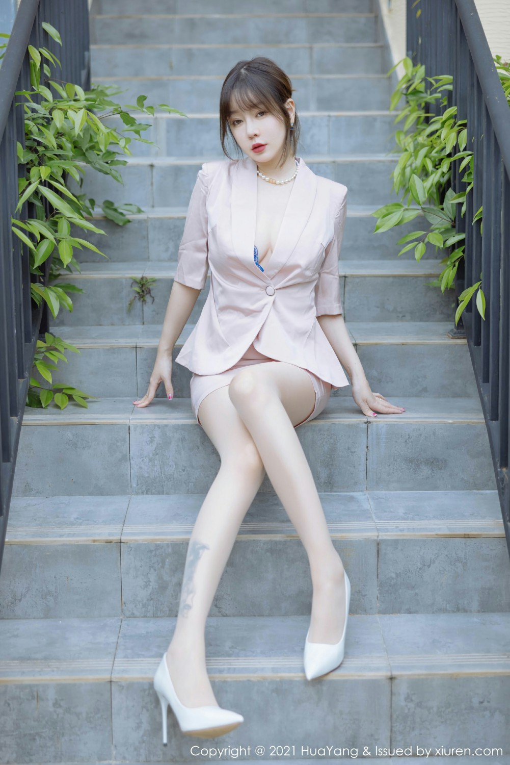 [HuaYang花漾写真]VOL476王雨纯原色丝袜-[秀人套图]