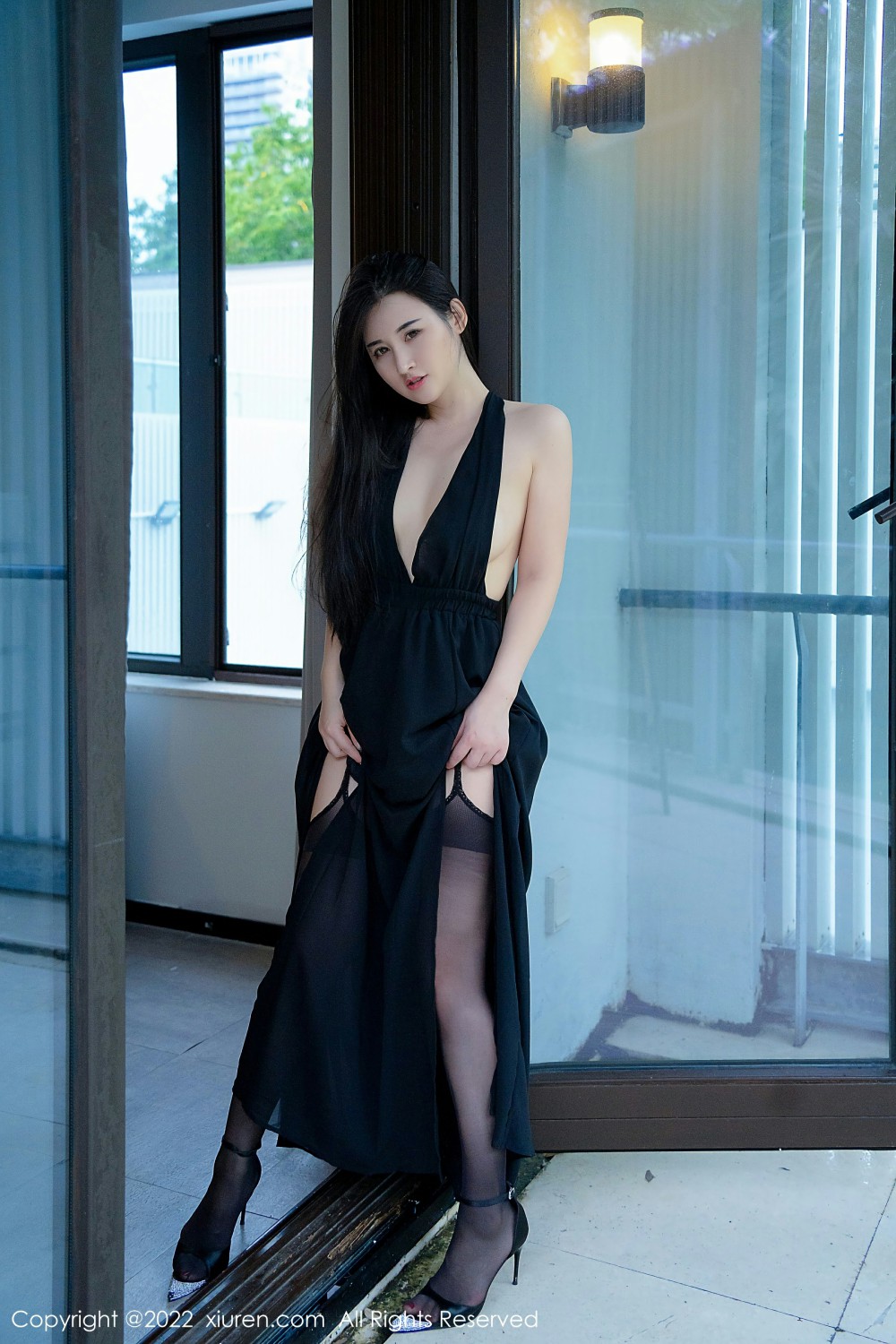 [XiuRen秀人网]No4488诗诗kiki黑色连衣裙-[秀人套图]