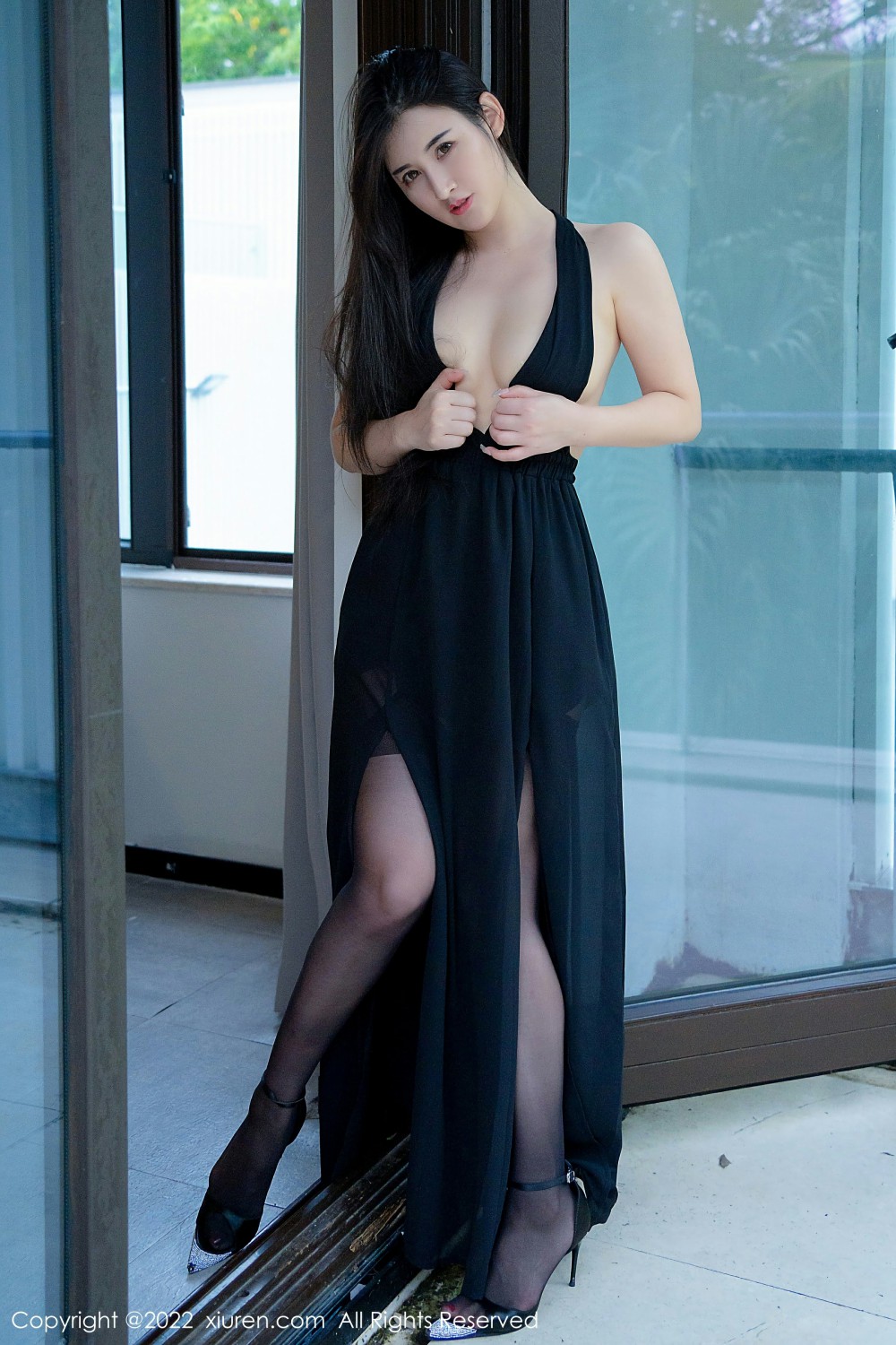 [XiuRen秀人网]No4488诗诗kiki黑色连衣裙-[秀人套图]