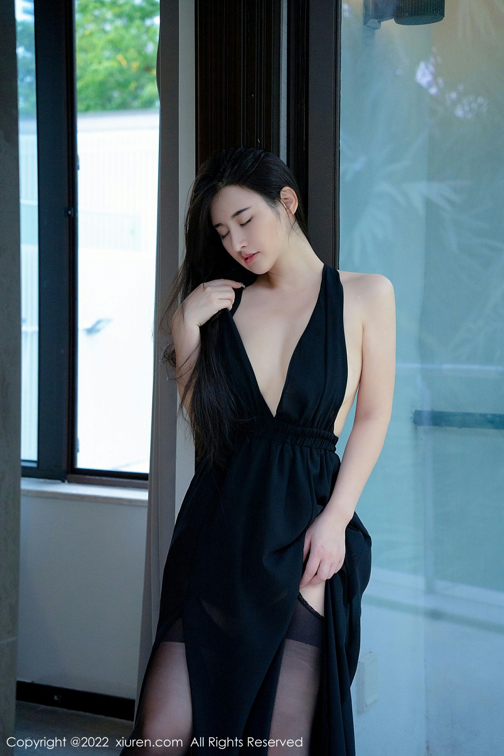 [XiuRen秀人网]No4488诗诗kiki黑色连衣裙-[秀人套图]