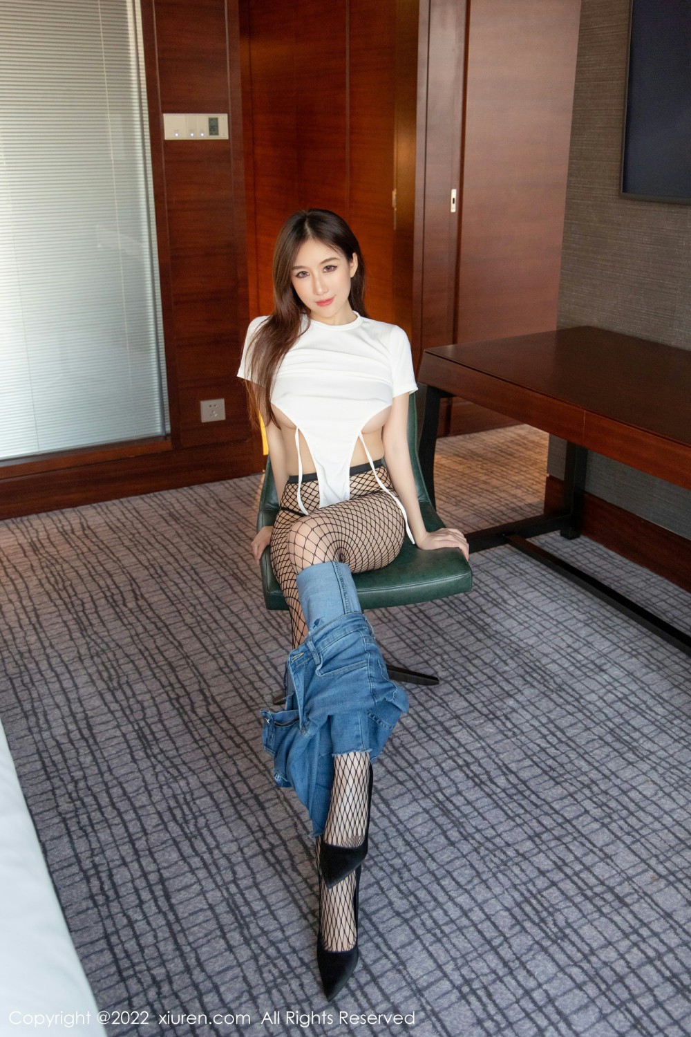 [XiuRen秀人网]No4481月音瞳丝袜美腿-[秀人套图]
