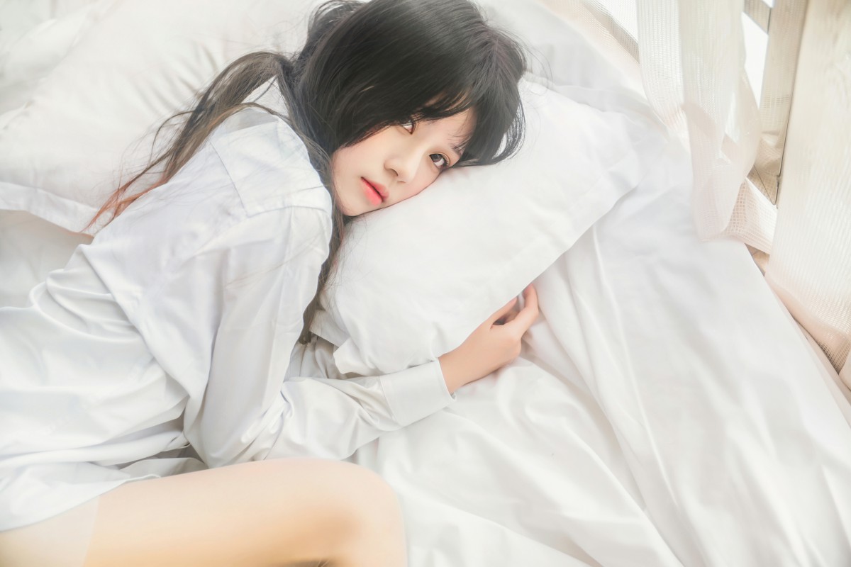 萝莉风COS桜桃喵–白衬衫散发-COSPLAY