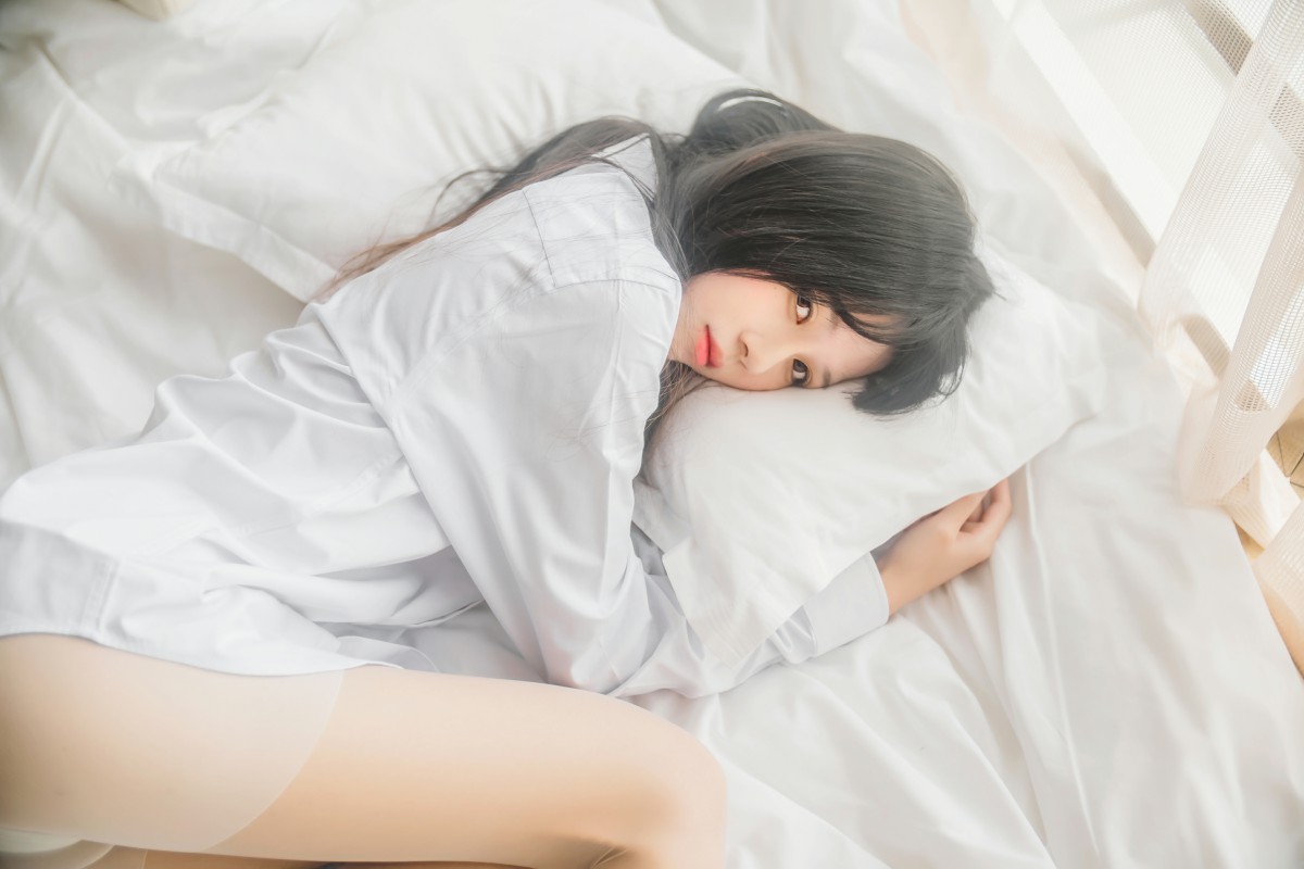 萝莉风COS桜桃喵–白衬衫散发-COSPLAY