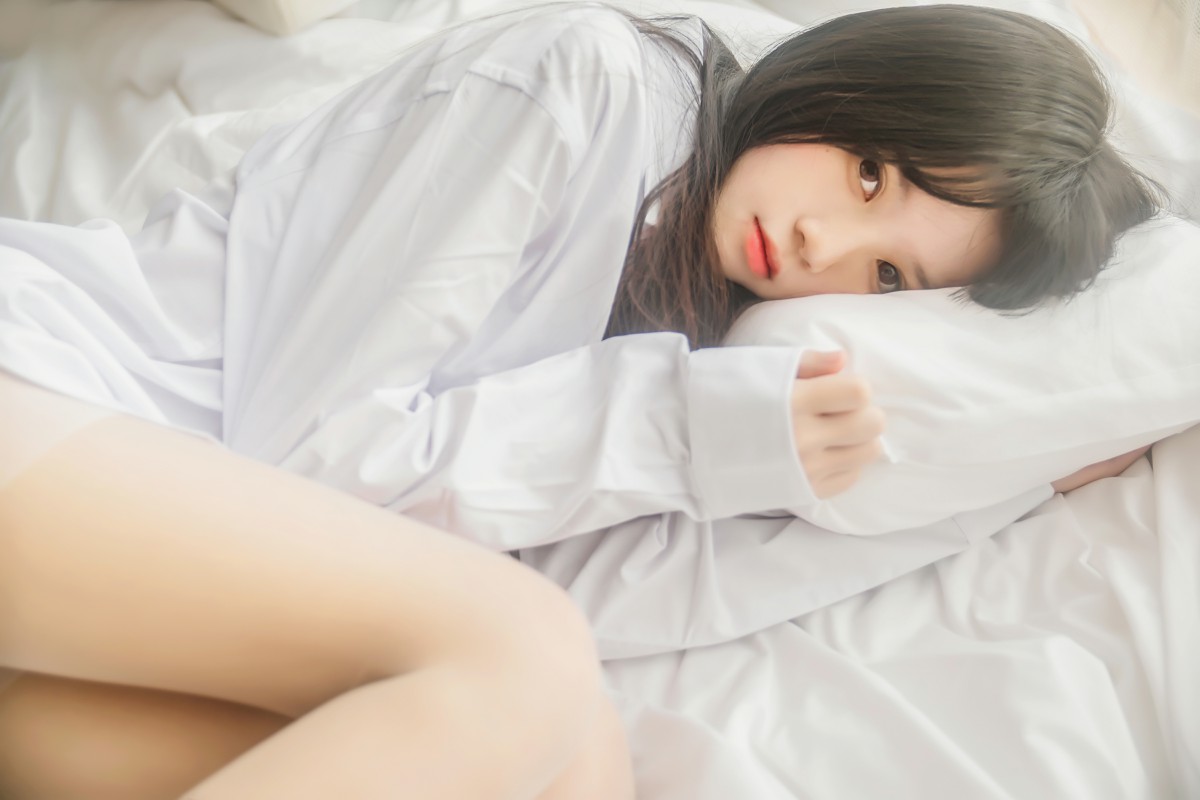 萝莉风COS桜桃喵–白衬衫散发-COSPLAY