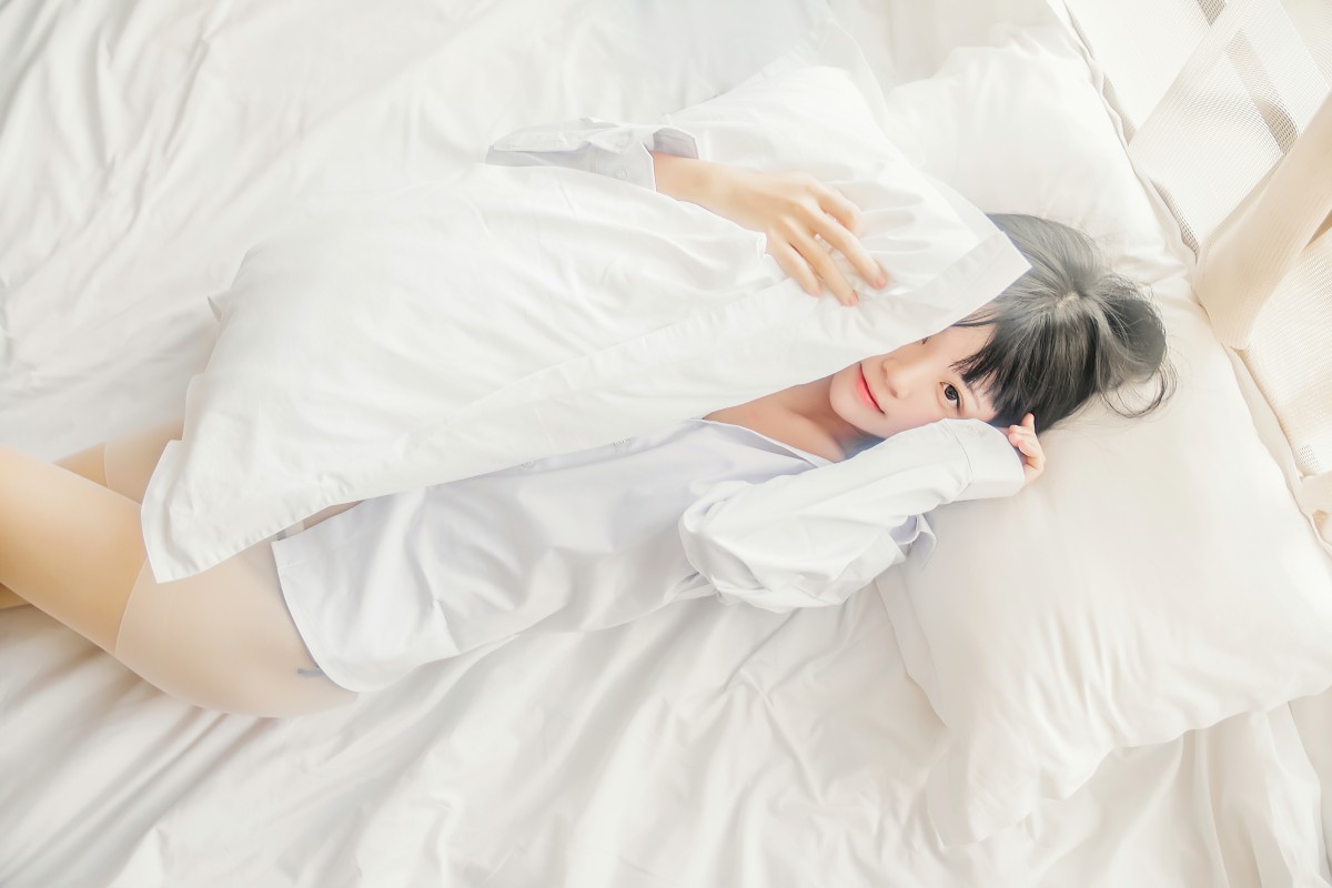 萝莉风COS桜桃喵–白衬衫散发-COSPLAY