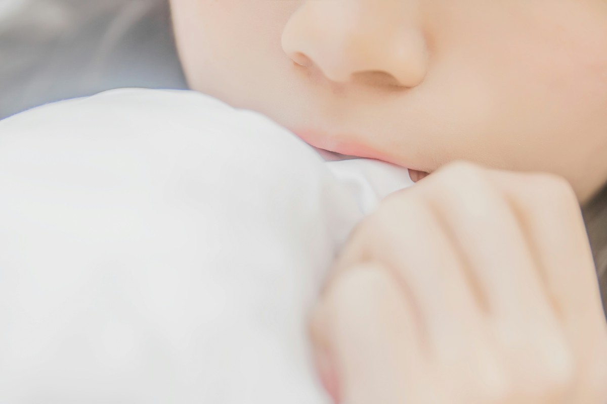 萝莉风COS桜桃喵–白衬衫散发-COSPLAY