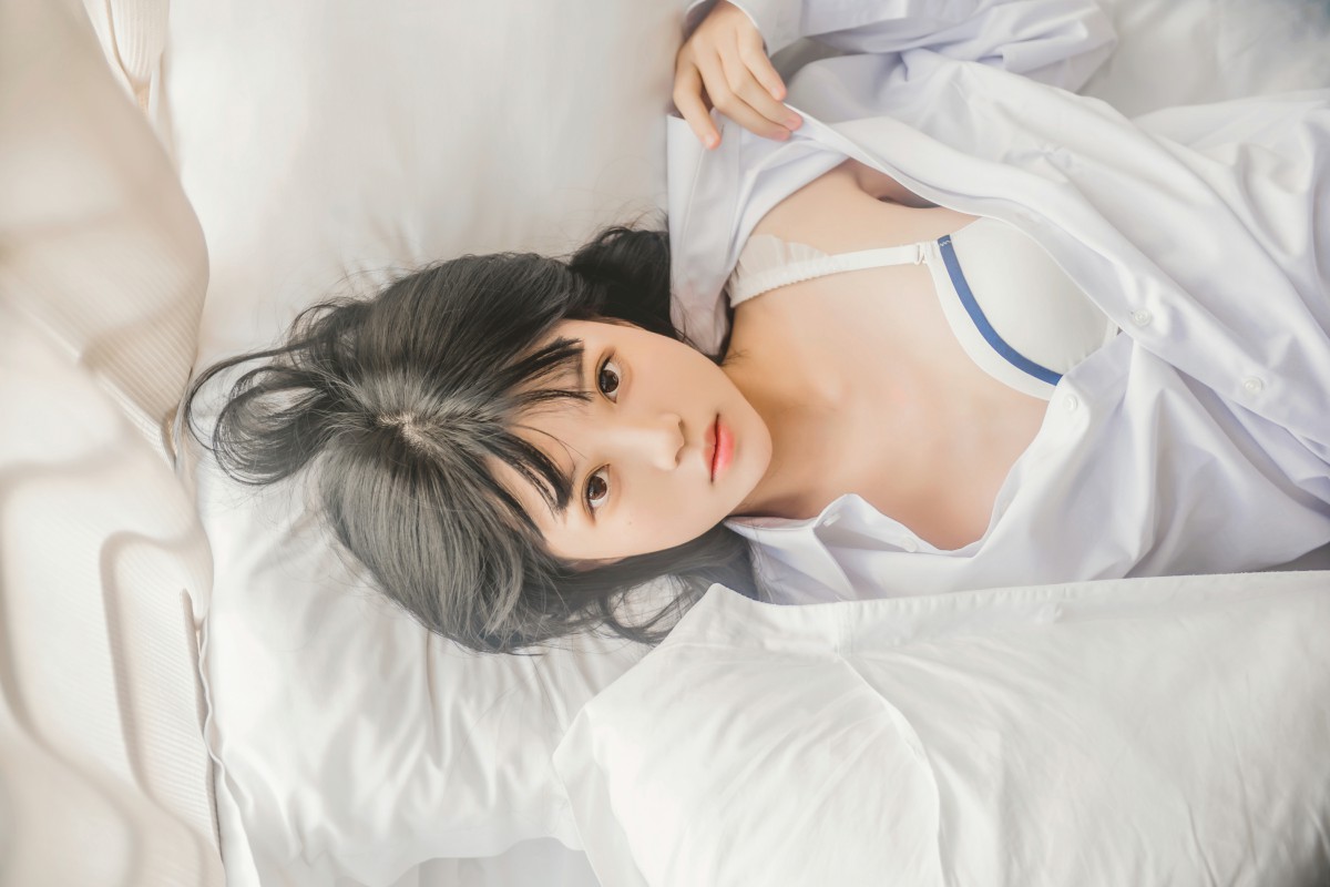 萝莉风COS桜桃喵–白衬衫散发-COSPLAY