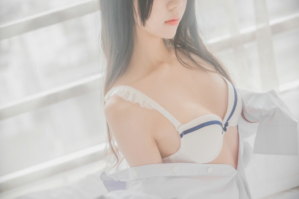 萝莉风COS桜桃喵–白衬衫散发-COSPLAY