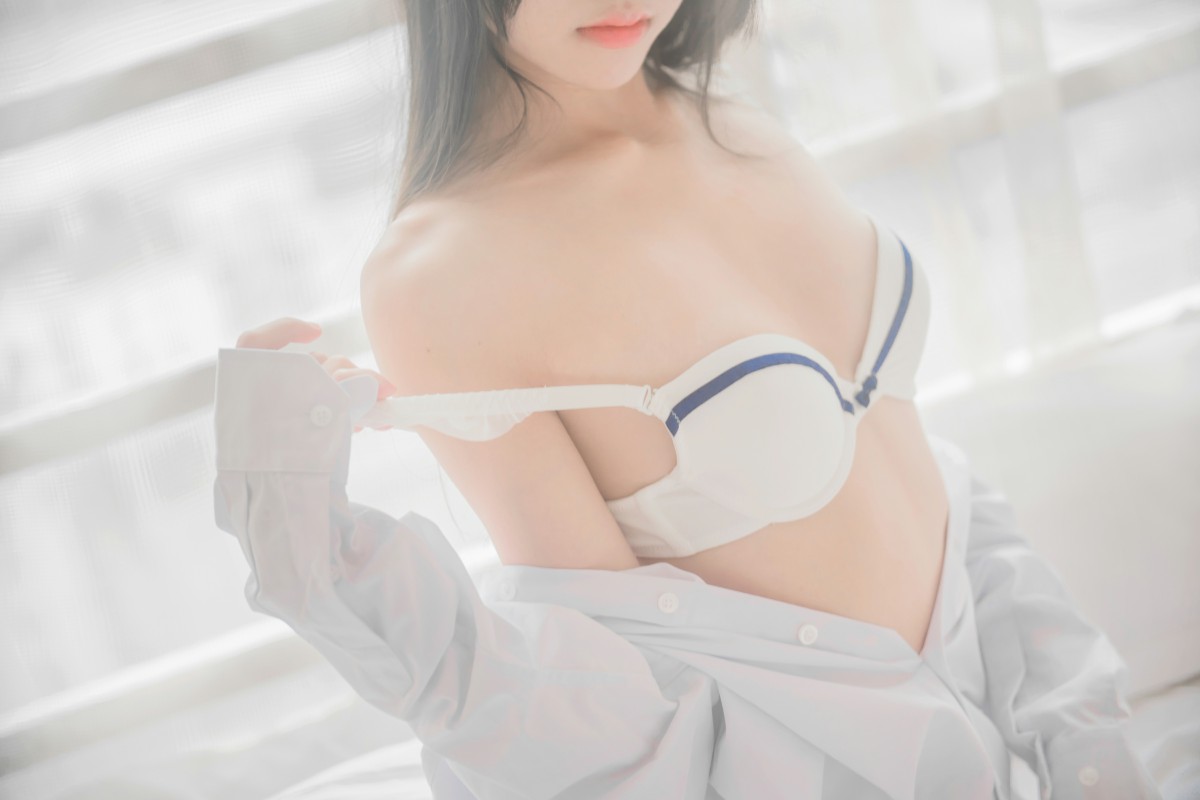 萝莉风COS桜桃喵–白衬衫散发-COSPLAY