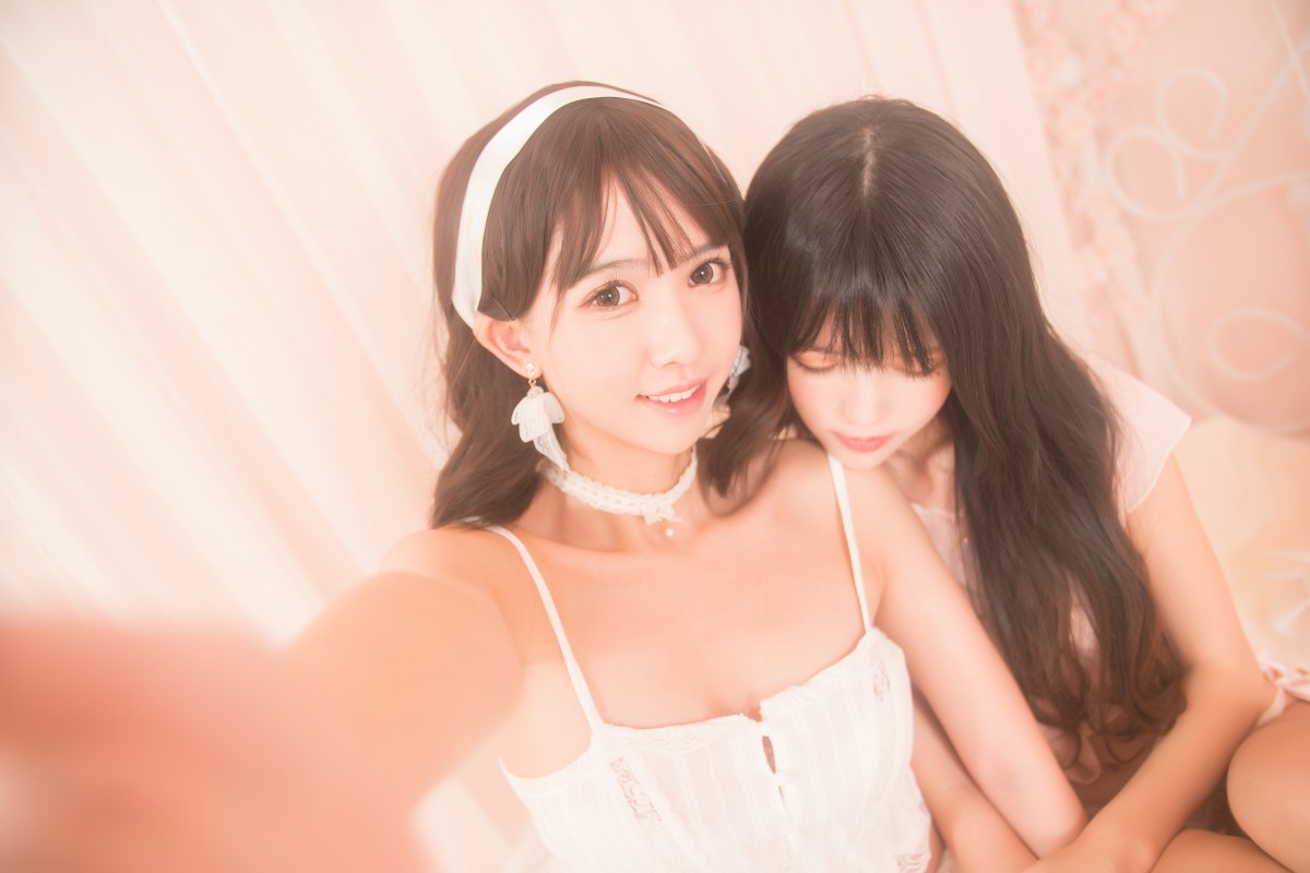 萝莉风COS桜桃喵&amp;鳗鱼霏子–百合-COSPLAY