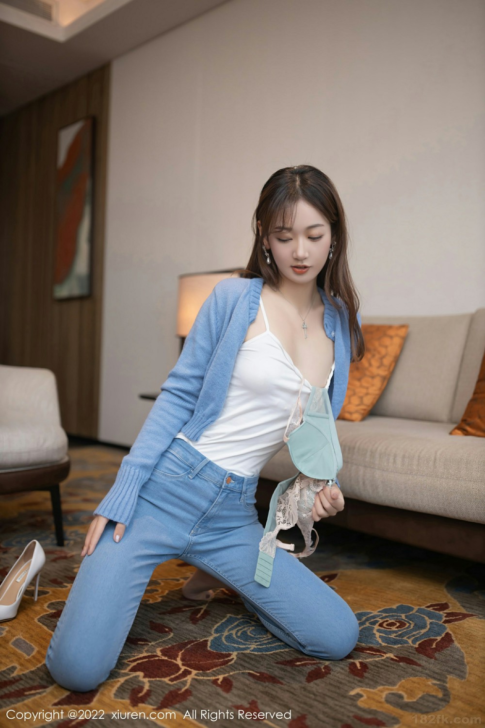 [XiuRen秀人网]No4582唐安琪性感学妹-[秀人套图]