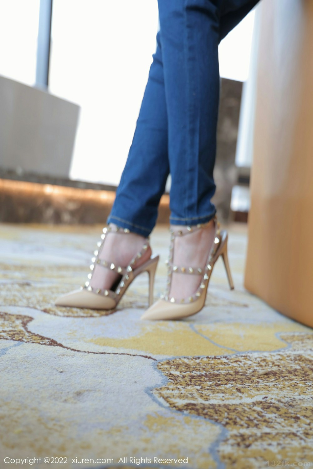 [XiuRen秀人网]No4584奶瓶极致美腿-[秀人套图]