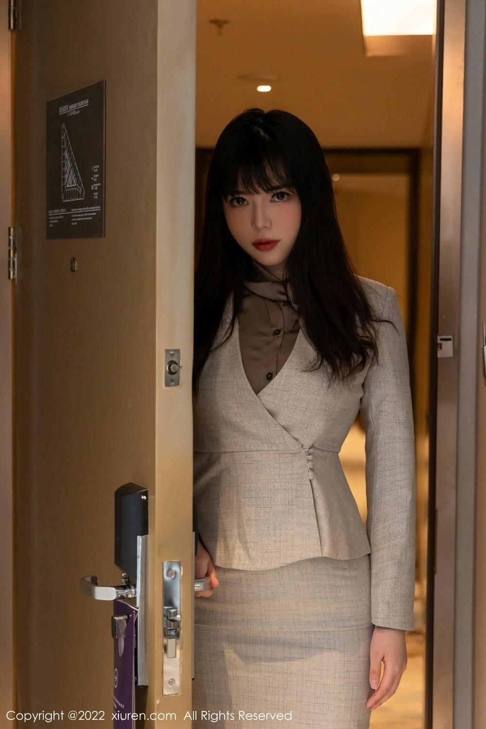 [XiuRen秀人网]No4689Arude薇薇制服诱惑-[秀人套图]