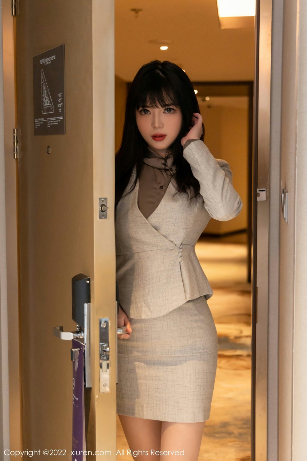 [XiuRen秀人网]No4689Arude薇薇制服诱惑-[秀人套图]