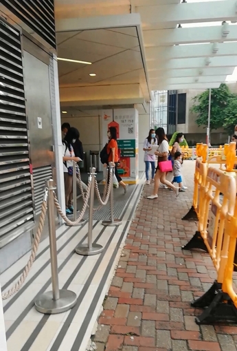 街头随拍路人   [17P] - [秀人套图]