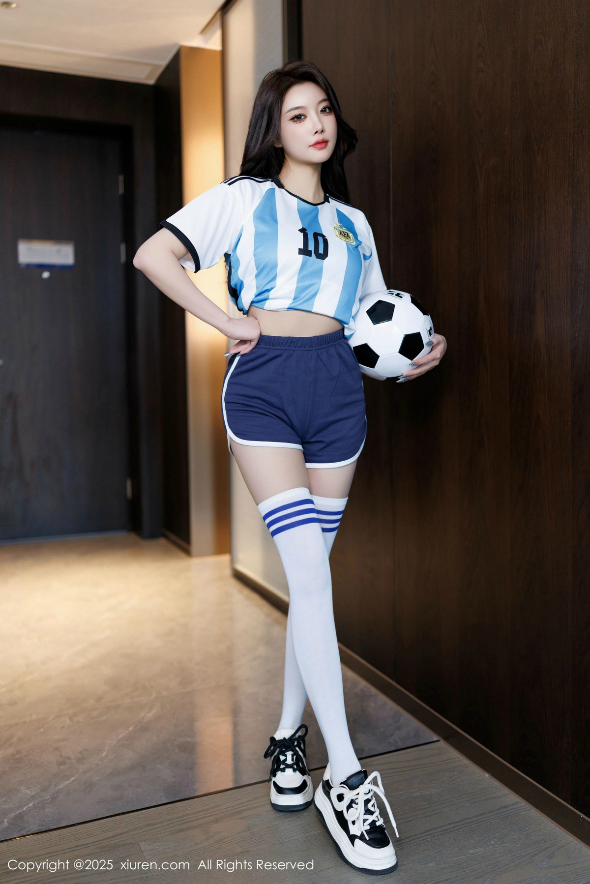 【XiuRen秀人網】20250103Vol9706楊晨晨Yome絲襪美腿【99P】-[秀人套图]