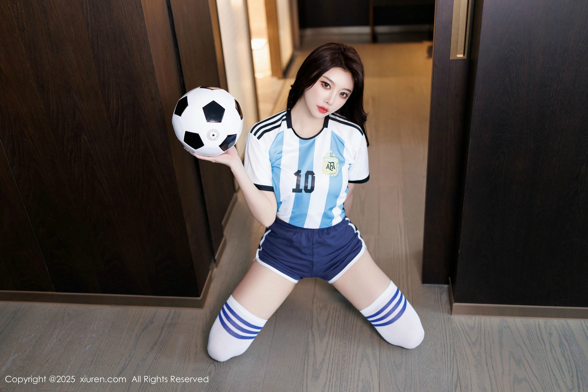 【XiuRen秀人網】20250103Vol9706楊晨晨Yome絲襪美腿【99P】-[秀人套图]