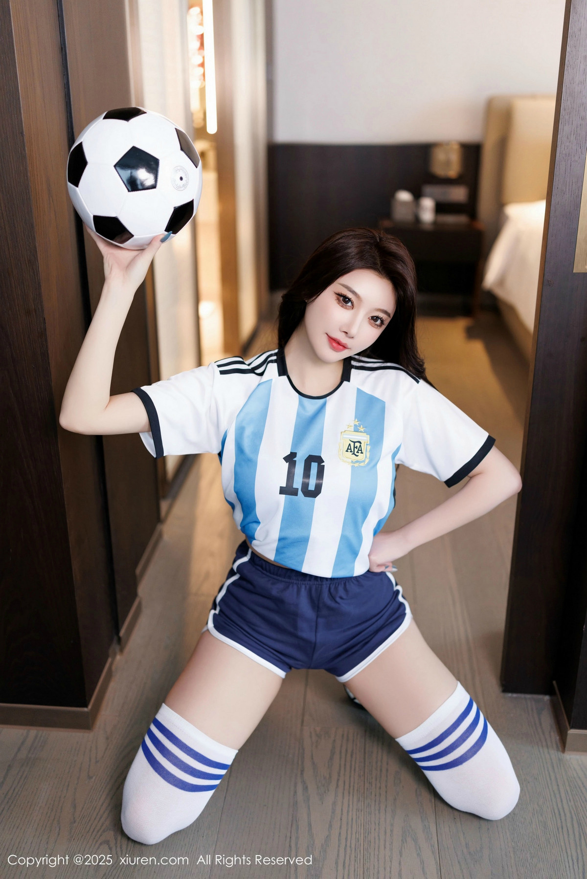 【XiuRen秀人網】20250103Vol9706楊晨晨Yome絲襪美腿【99P】-[秀人套图]